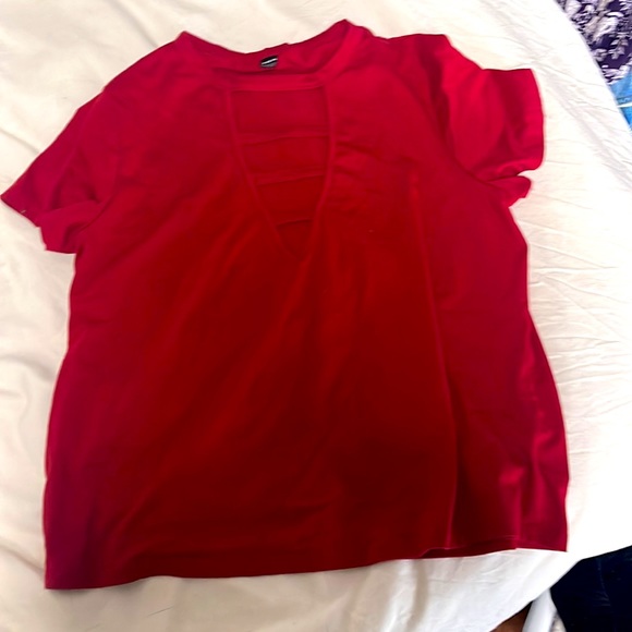 Shein tshirt with low v neck - Picture 2 of 2